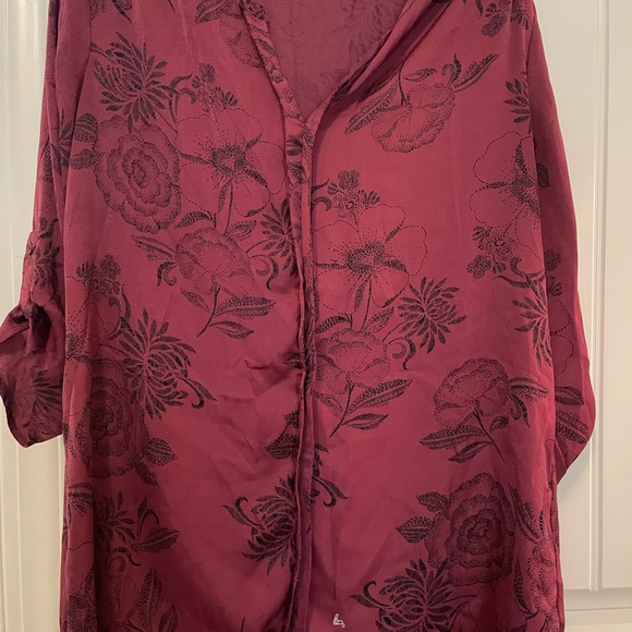 Maurice’s perfect satin blouse in floral print. - Picture 2 of 9